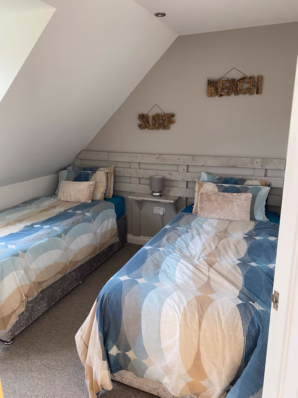 Sea Dream Lodge — twin bedroom with blue and grey bedding