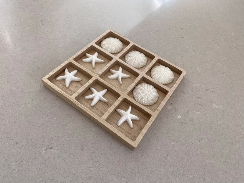 Sea Dream Lodge — coastal-themed noughts and crosses with starfish and sea urchin pieces